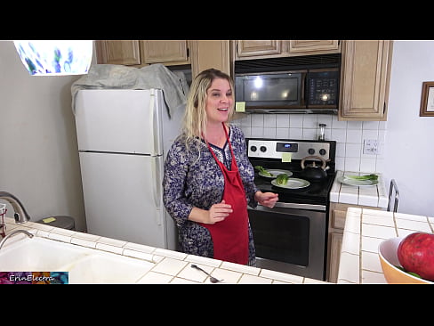 ❤️ A madrasta a ordenhá-lo na cozinha antes do seu encontro ❤ Porno duro em nós pt.com-fullporner.ru ☑